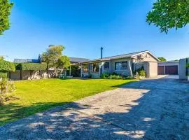 Cosy Pearly Spacious Getaway with Jacuzzi, Braai