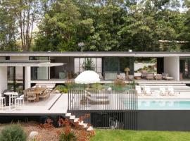 Latitude 156 - Elevated Luxury Overlooking the Greens – hotel w mieście Doonan