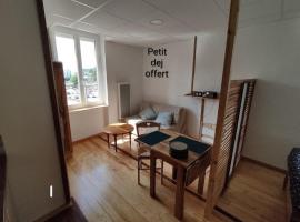 Studio sympa et très calme entre canal et Loire, hotel in Roanne