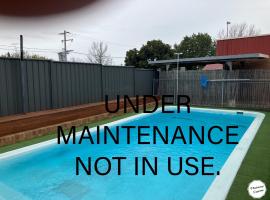 Camellia Motel โรงแรมในนาแรนเดอรา