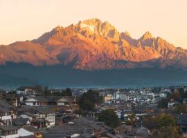The Panorama Designer Villa & Cafe·Naxi Style Courtyard · Featuring stunning Old Town views,inspired by vibrant natural aesthetics,located next to the Big Waterwheel.Tickets Reservation Service&English Speaking Service&Breakfast, hotel en Lijiang