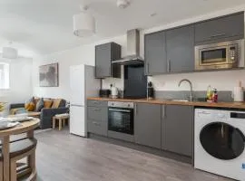 Central Town Location, 1BR Apartment With Sofa Bed & Modern Amenities, Walk to Train Station, Shops & Cafes, Ideal for Business or Leisure