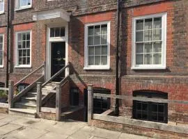 Cosy 18th Century Townhouse Apartment