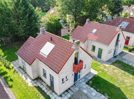 Sfeervol wellnesshuis met privé sauna en tuin، فندق في Ewijk