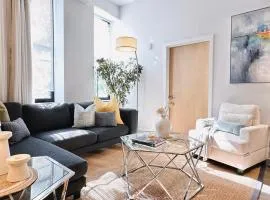 Spacious 3B2B Downtown Apt, Kitchen and Laundry, Walk to PPAC & Convention Center