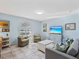 Le Monaco - 1 BR Romantic Condo! Getaway Steps from 5th Ave S Stylish Coastal Retreat with King Bed Beach Access and Prime Location, Near Dining Shopping and Sunset Views!