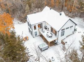 New chalet with spa and sauna - Le NaturOzen, hotel v destinácii Brownsburg