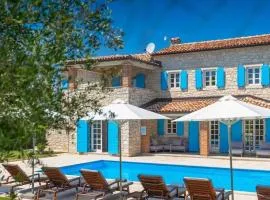 Rustic Villa Peran with outdoor pool in Tinjan