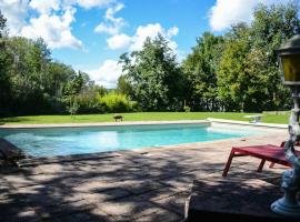 Le Manoir 6 et 2 pers Piscine et grand jardin, hotel 