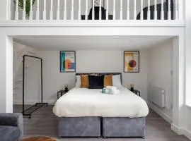 Central Cosy Mezzanine Flat With Sofa Bed & Modern Amenities, Walk to Train Station, Shops & Cafes, Ideal for Business or Leisure