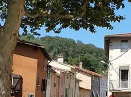 Appartement dans maison de village 2 lits doubles, Hotel in Givors