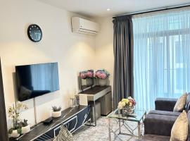 Peravi Suites At Embassy Gardens, hotel con alberca en Trofwi