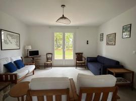 Family house with garden, hotel di Mesquer