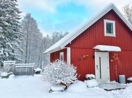 The Blomsholm Cabin - Recharge Your Electric Car, hotel con pileta en Str&ouml;mstad