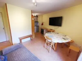 2 Pièces, skis aux pieds, proche commerces avec balcon. Capacité 6 pers, animaux non admis - FR-1-771-11