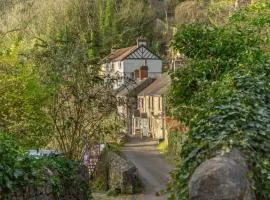 Cosy Matlock Cottage with Valley Views
