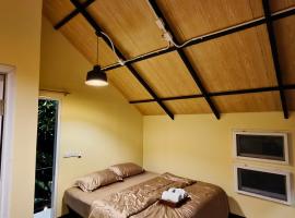 สถานีน้ำหวาน รีสอร์ท น้ำตกอ้ายเขียว โรงแรมในBan Ai Khieo