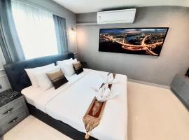 Latkrabangbishome Near Suvarnabhumi Airport ลาดกระบังบิซโฮม, hotell med basseng i Lat Krabang