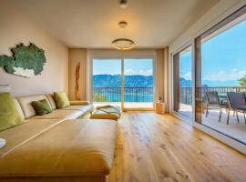 Adlerblick Penthouse mit Panoramaseeblick Ossiacher See, hótel í Annenheim