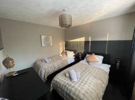 3BR, Sleeps 5, Free Parking, Fast WiFi, Near M62 & Leeds, hotell sihtkohas Morley