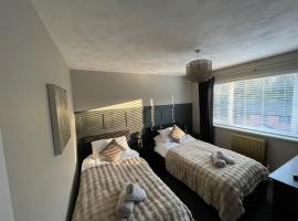 3BR, Sleeps 5, Free Parking, Fast WiFi, Near M62 & Leeds, hotell i Morley