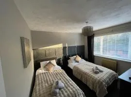 3BR, Sleeps 5, Free Parking, Fast WiFi, Near M62 & Leeds