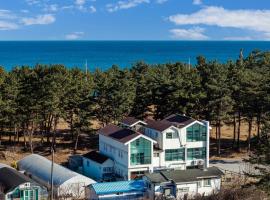 Gangneung Geugot Pension, hotel i Gangneung