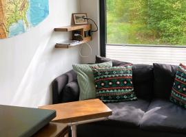 Tiny House im Seecontainer mit Parkplatz, Glasfaser, Netflix, Veranda und gehobener Ausstattung, mini casa em Coburgo