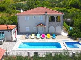 Vila Nova with private heating pool and jacuzzi