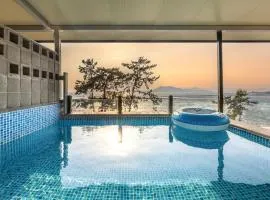 Yeosu Fisterra Spa Poolvilla