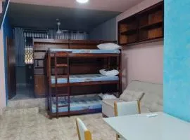 Apê perfeito para casais e família 7 camas em frente ao metro