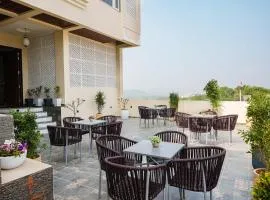 Shambhala 4BHK Aravalli view with Indoor pool & cook