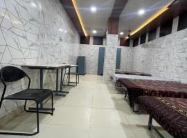 Luxury Heaven Hostel for students, parents and guests, Hotel in Chaheru