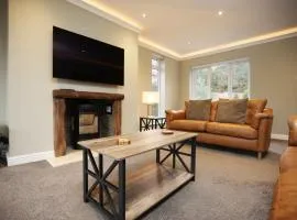 Is Y Coed Place By N And N Stays Ltd, Stunning 5 bed house in Wenvoe Cardiff, Perfect for contractors and corporate stays, Pvt parking and WIFI