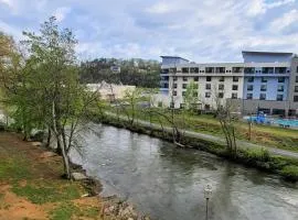 Delightful Condo Sleeps 6 Shared Pool Picnic Area
