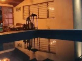 Casa con piscina y vista a la Laguna, hotel em Salinas