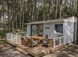 Premium Bungalow Ferienwohnung auf Rügen - bis 5 Personen - nur 100m zum Naturstrand - mitten im Wald - Familien und Hunde herzlich willkommen - Feriensiedlung Schwalbennest, hotel a Dranske