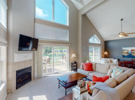 Family Lake Escape Sleeps 12 Shared Pool Dock, Hotel in La Follette