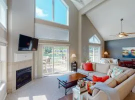 Family Lake Escape Sleeps 12 Shared Pool Dock