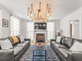 Historic Home, Walk to Seaport and Downtown, hotel i Stonington