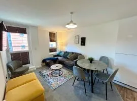 2 Bedroom, 2 Bathroom Modern Apartment close to Ocean Village, Free parking, Single or Double beds