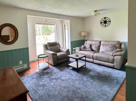 Blue Cypress Suite- Downtown Tofino, hotel di Tofino