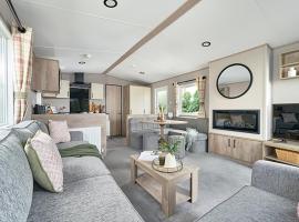 Queensberry Bay Essential Clover Caravan Pet, hotel v destinaci Annan