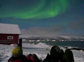 Idyllic familyhouse by the sea with ponorama view, hotel in Tromsø