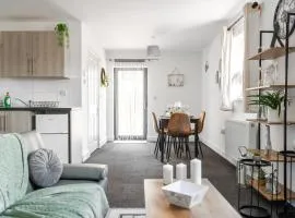 Modern 1-Bed Apartment with Parking near Heathrow