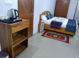 Mount aura stay & Dine, hotel em Kanatal