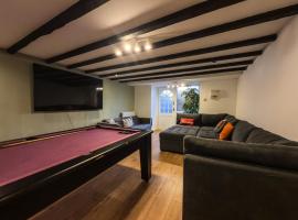 Perfect House for Group Getaways - Sleeps 14 - 4BR, hotel a Newcastle