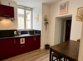 Cozy equipped studio and parking - city center, отель в Клермон-Ферран