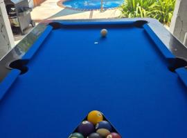 Cozy Corner w/private pool, hotel em Vega Baja