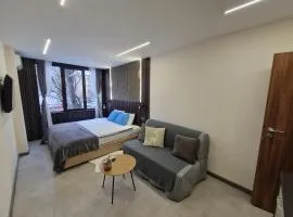 Malavi F4 top center studio Ruse